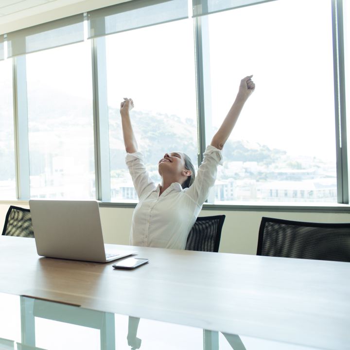 Frau am Arbeitstisch